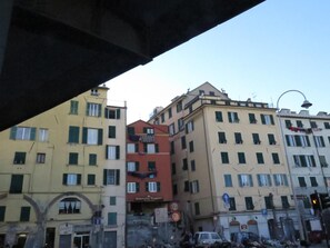 Un edificio a più piani con un cartello per un ristorante, un attraversamento pedonale e un semaforo.