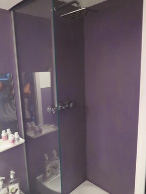 Shower, hair dryer, towels - Apartment 'Cavour' with Wi-Fi (Genova)