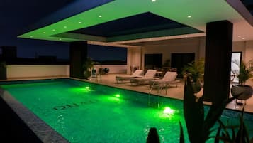 Una piscina al aire libre