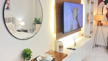 Executive-studiosuite - ikke-ryger - byudsigt | Opholdsområde | Smart-tv, Netflix, Hulu, streamingtjenester