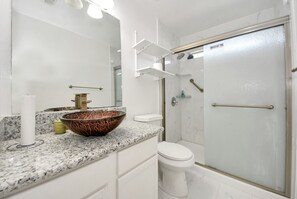 Hair dryer, towels - Grace Home - Welcoming Retreat in Houston (Houston)