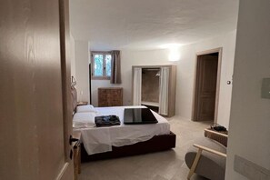 6 chambres, bureau, fer et planche à repasser