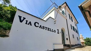 En bygning med skilt, der viser 'VIA CASTELLO 1'.