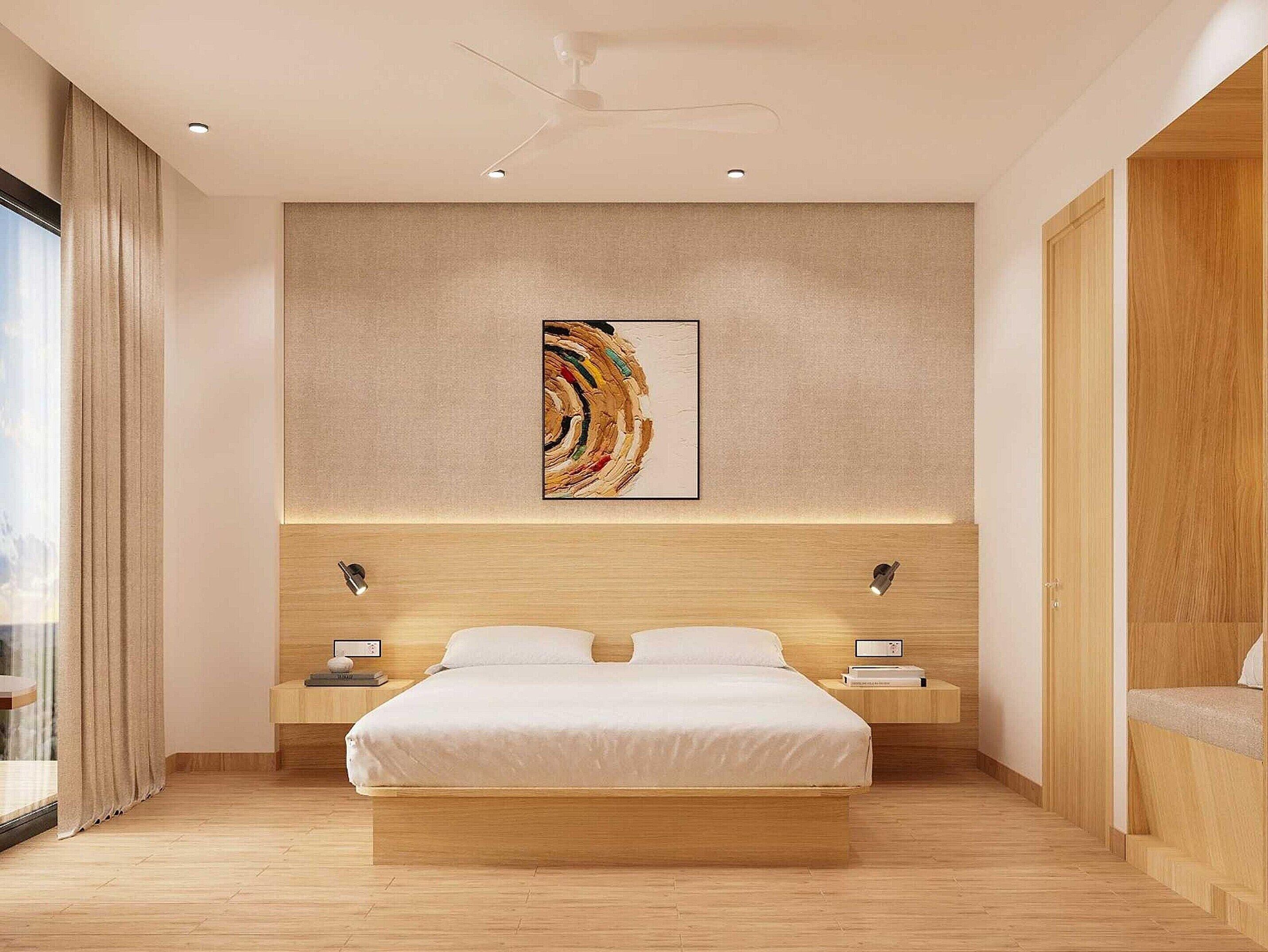 Une chambre moderne avec un grand lit, une tête de lit en bois, des tables de chevet et un ventilateur de plafond.