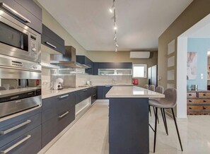 Fridge, microwave, oven, stovetop - Spacious 3BR Penthouse w/ Roof Terrace Sliema (Sliema)