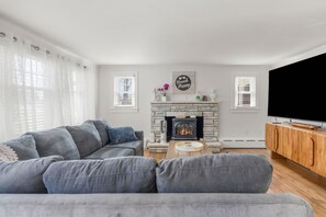 Fernseher, Kamin, Arbeitsbereiche