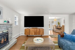 Televisión, chimenea y oficina 