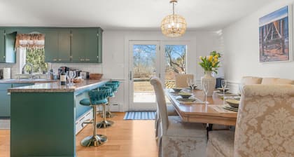 "Cape Cod Retreat · Falmouth, Firepit, Beaches"