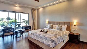 Luxe villa, balkon, uitzicht op tuin