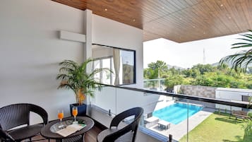 Villa Luxury, balcone, vista giardino | Ristorazione all'aperto