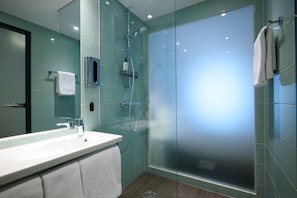 Standaard tweepersoonskamer | Badkamer | Zeep, shampoo, toiletpapier