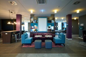 Lobby - Premier Inn Freiburg City Nord (Freiburg im Breisgau)