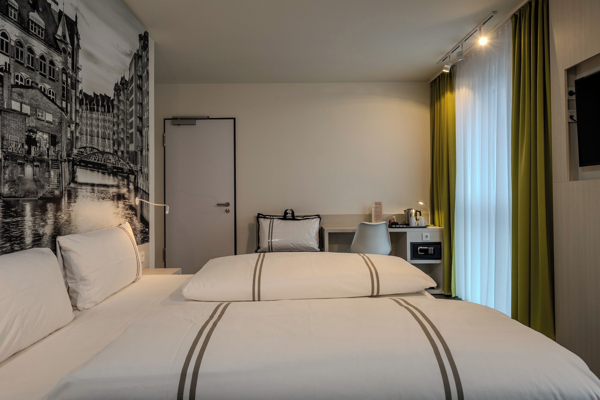 Habitación doble, regadera para personas con discapacidad | Insonorización, wifi gratis y ropa de cama 