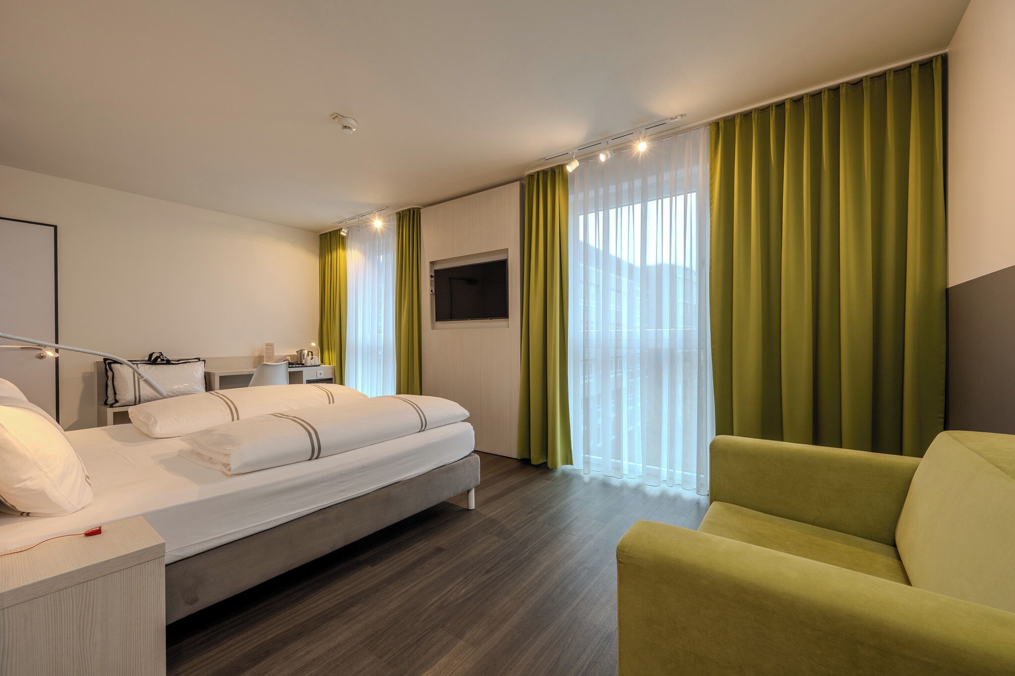 Double Room, Roll-in Shower