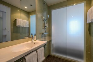 Standaard tweepersoonskamer | Badkamer | Zeep, shampoo, toiletpapier