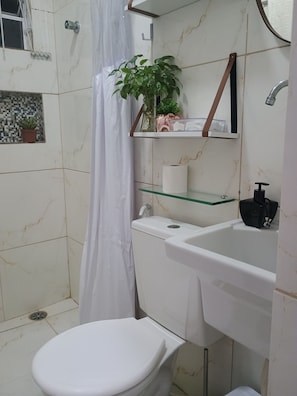 Séchoir à cheveux, serviettes fournies, savon, papier de toilette