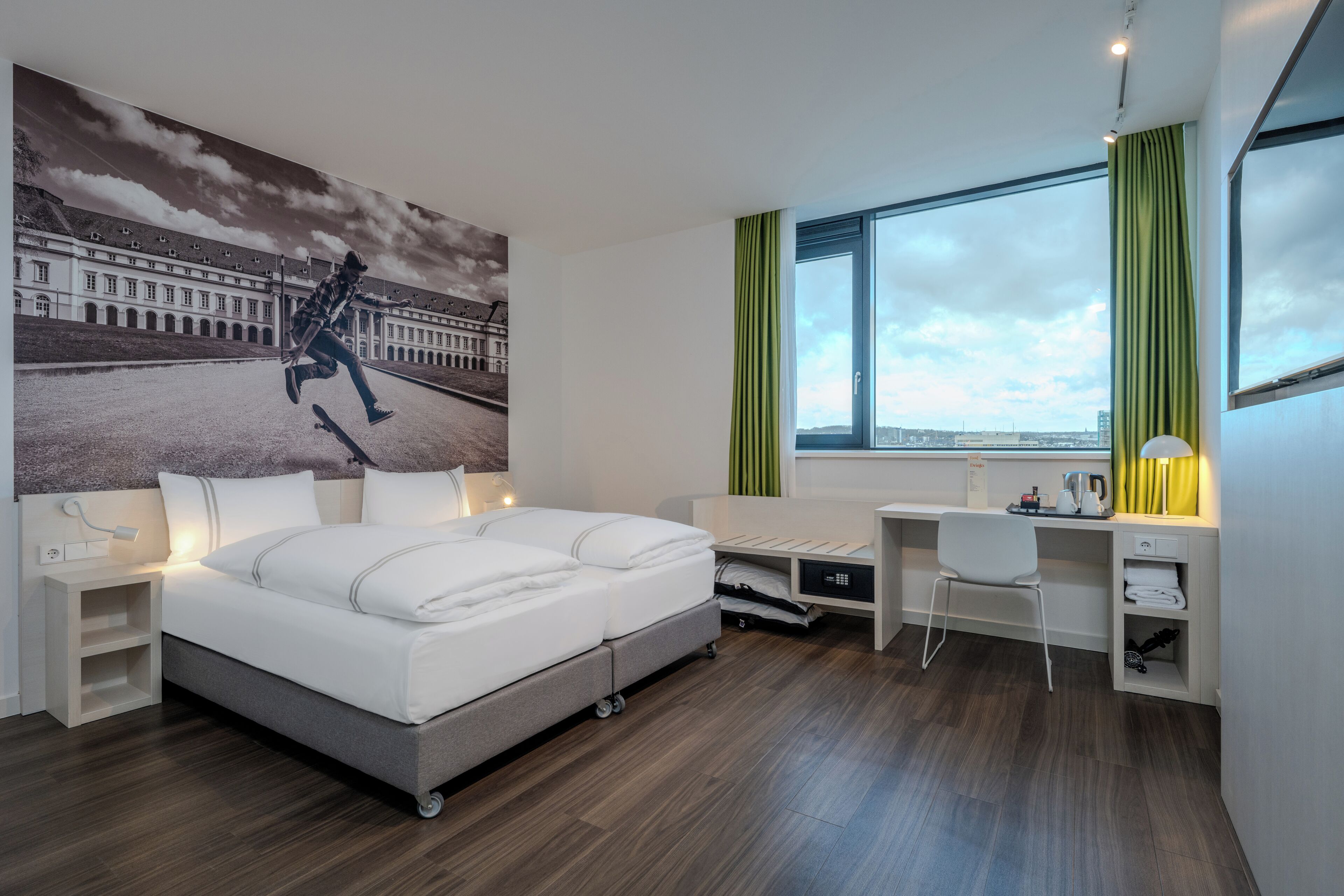 Double Room, Roll-in Shower