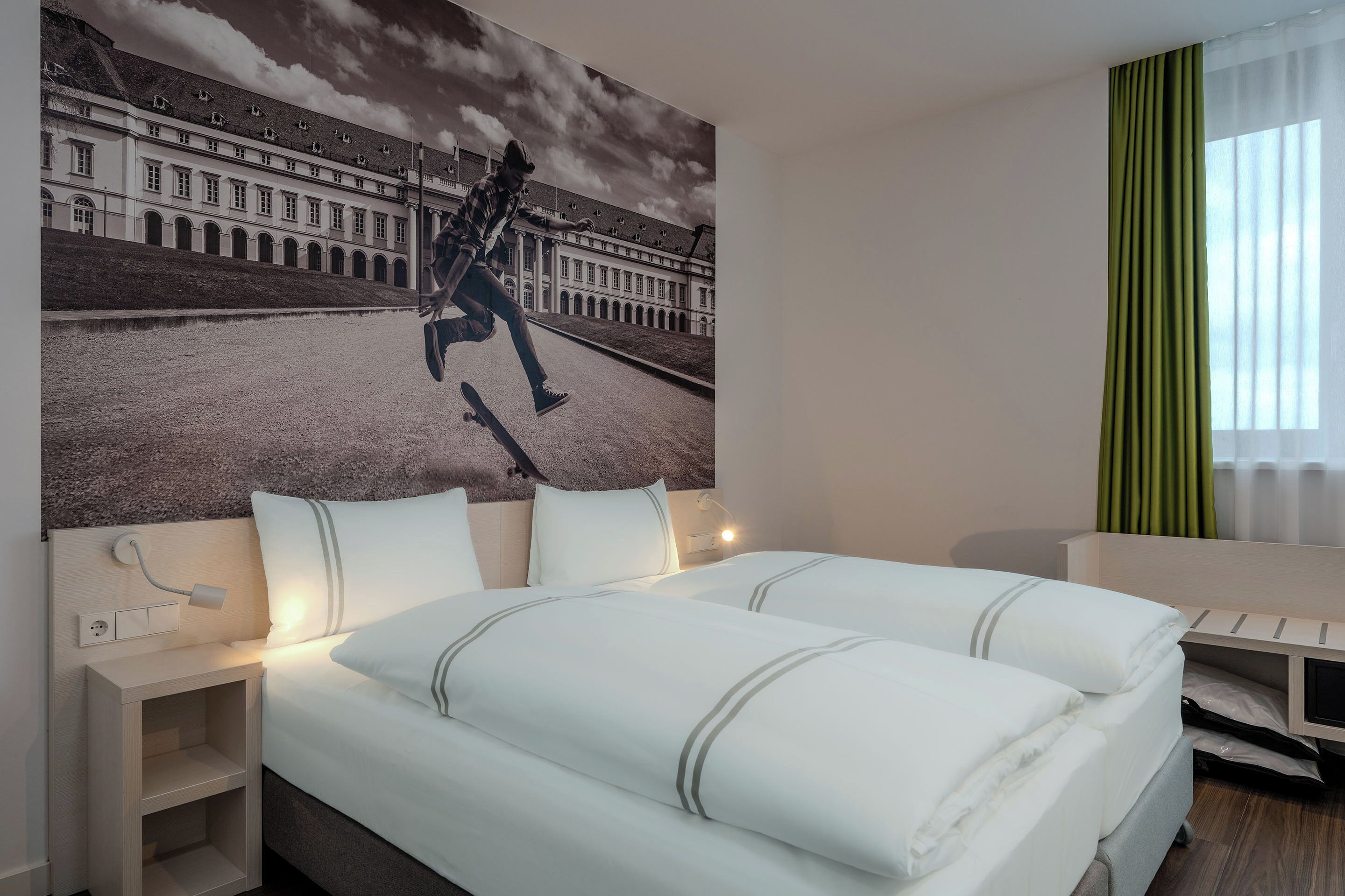 Camera doppia, accesso in sedia a rotelle (Barrier Free Room) | Biancheria da letto di alta qualità, postazione laptop, Wi-Fi gratuito