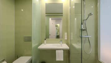 Standard Double Room | Bathroom | Hair dryer, towels, soap, shampoo