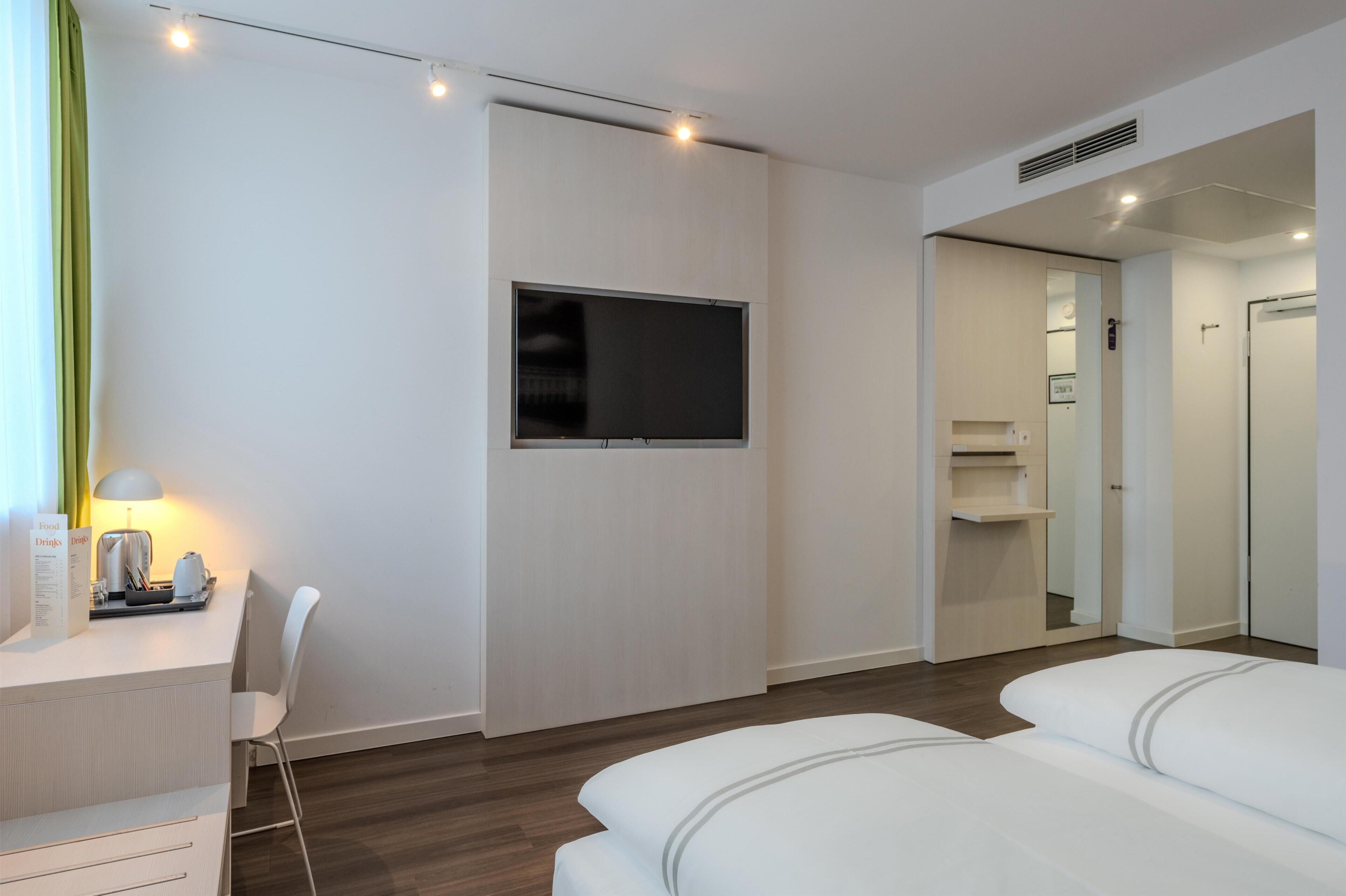 Double Room, Roll-in Shower | Free WiFi, bed sheets
