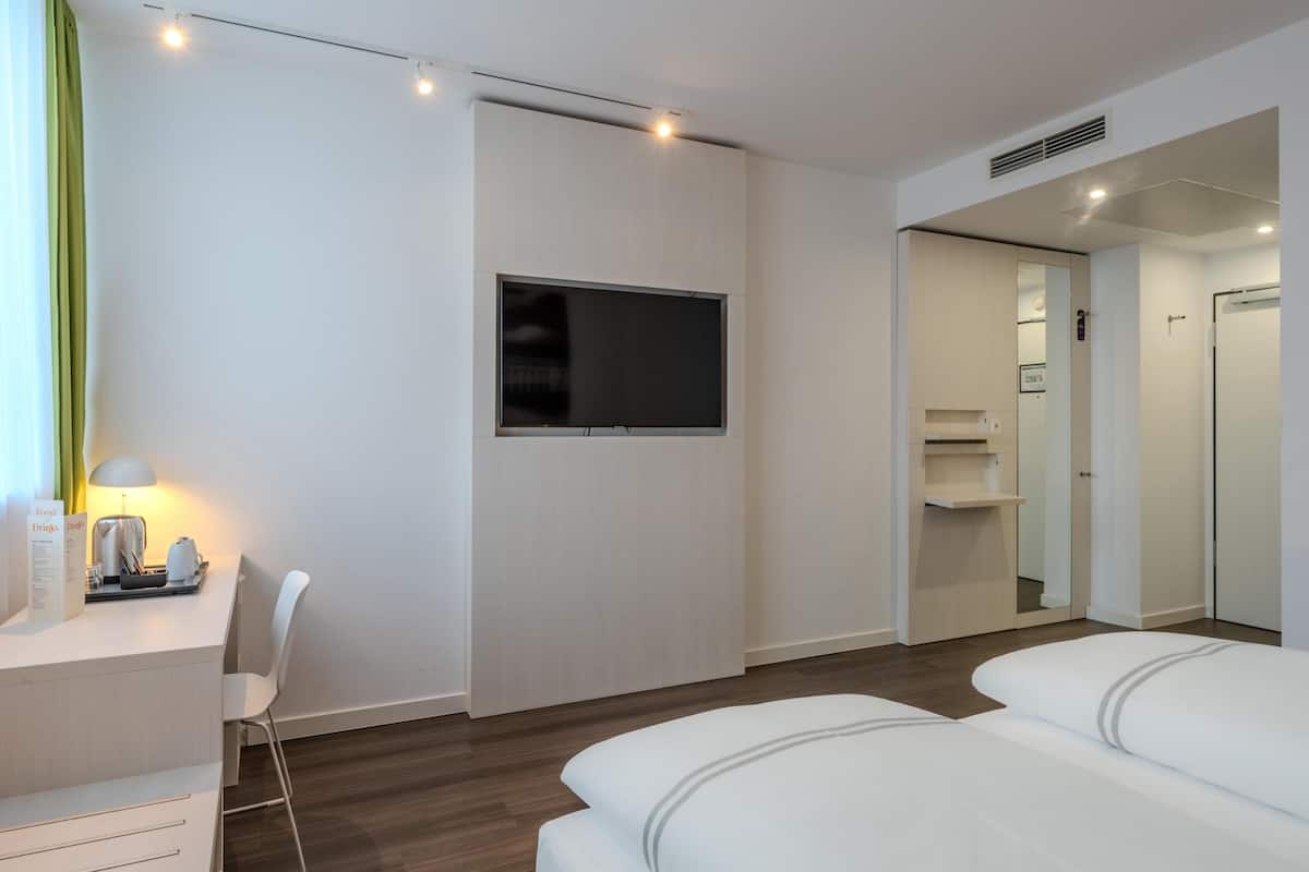 Double Room, Roll-in Shower | Free WiFi, bed sheets