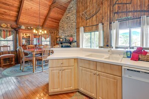 Fridge, microwave, oven, stovetop - Almond Family Retreat (Almond)