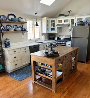 Microwave, stovetop, dishwasher, coffee/tea maker - Short Drive to Red River Beach (Harwich)