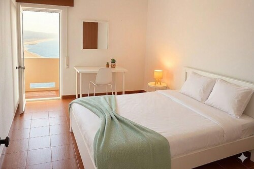 Gorgeous 2-bedroom apartment in welcoming Nazaré near the beach