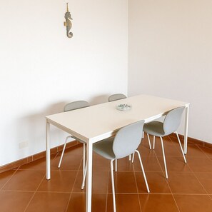 Dining - Gorgeous 2-bedroom apartment in welcoming Nazaré near the beach (Nazaré)