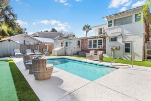 Pool - The BIG Peach on the Beach | Pool, Putting Green & Walk to the Beach (Saint Simons Island)