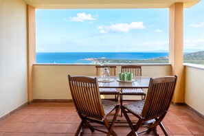 Outdoor dining - Holiday Apartment 'Sogno Di Tramonto' with Sea View, Wi-Fi and Air Conditioning (Paduledda)