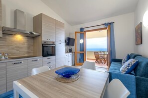 Interior - Holiday Apartment 'Sogno Di Tramonto' with Sea View, Wi-Fi and Air Conditioning (Paduledda)