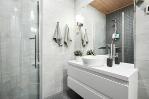 Apartamento superior, 1 cama doble con sofá cama, Se admiten mascotas | Baño | Ducha, secador de pelo, bidé y toallas