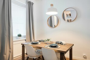 Apartament superior, 1 llit doble i sofà llit, s'admeten animals de companyia | Cuina privada | Frigorífic gran, microones, forn i placa de cuina 