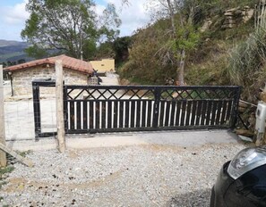 Property grounds - El Picón Country House with Bay and Mountain Views (Riaño)