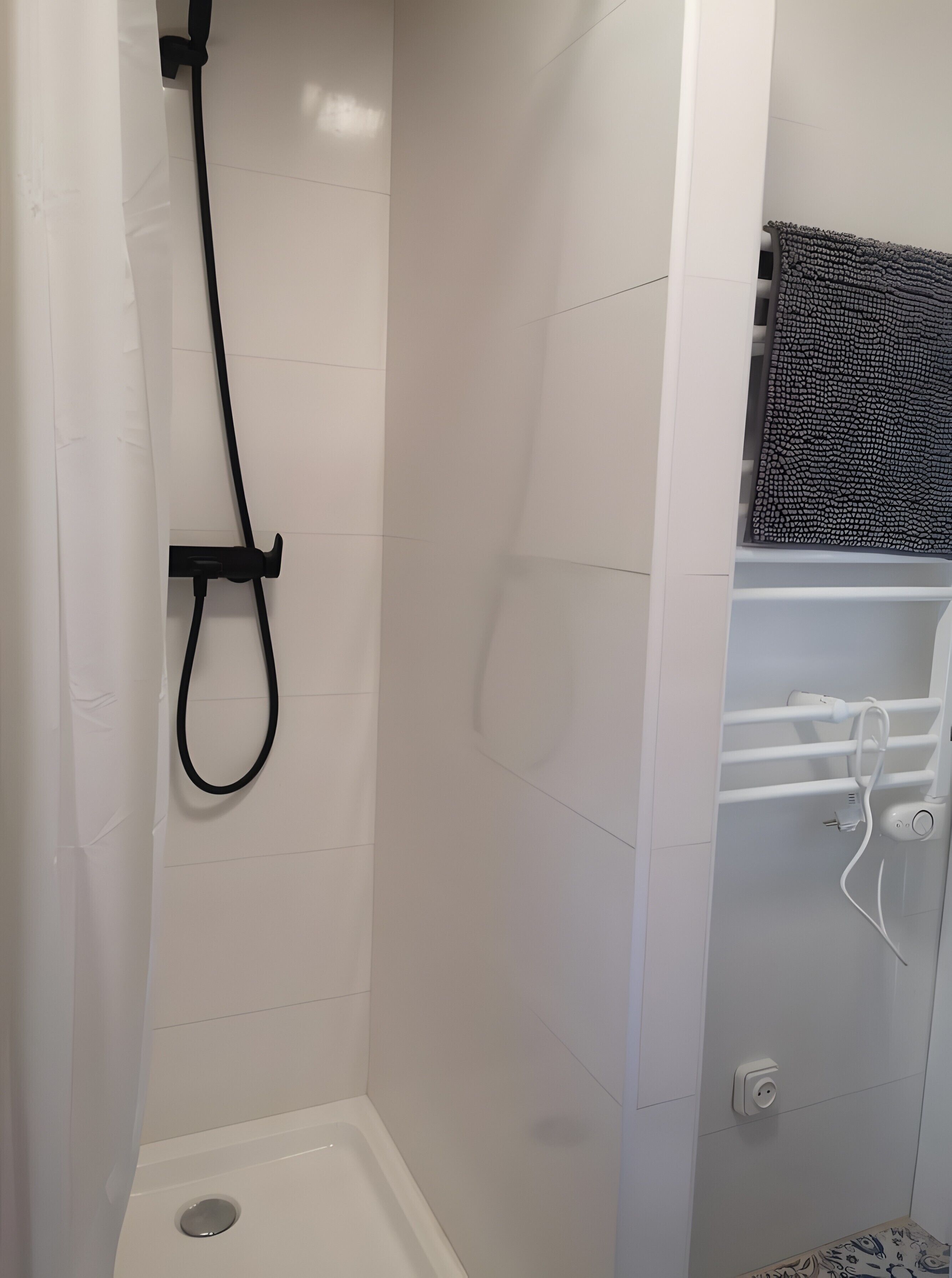 Douche, séchoir à cheveux, serviettes fournies