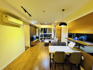 Apartament familiar, 2 dormitoris, vistes a la ciutat | Sala d'estar | Televisor intel·ligent de 55 polzades amb canals per satèl·lit
