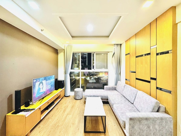 Apartament familiar, 2 dormitoris, vistes a la ciutat | Sala d'estar | Televisor intel·ligent de 55 polzades amb canals per satèl·lit