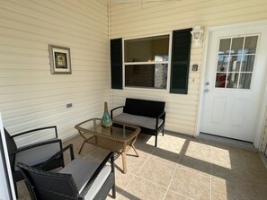 Terrace/patio - Duval Hideaway: Lanai Mornings, Breezy Golf-Cart Days, Easy Living. (The Villages)