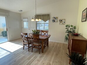Dining - Duval Hideaway: Lanai Mornings, Breezy Golf-Cart Days, Easy Living. (The Villages)