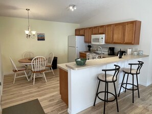 Fridge, microwave, oven, stovetop - Duval Hideaway: Lanai Mornings, Breezy Golf-Cart Days, Easy Living. (The Villages)