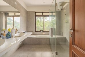 Deluxe villa, erkély, kilátással a kertre | Fürdőszoba