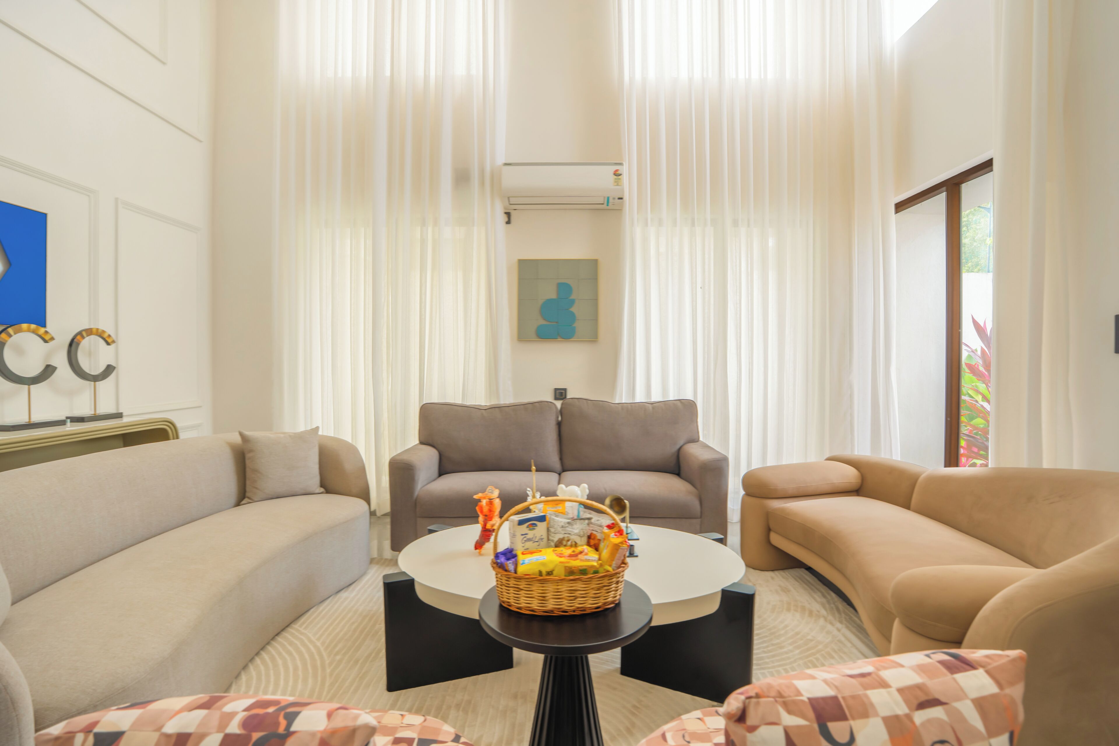 Una sala de estar con un sofá, una mesa de centro y un televisor.
