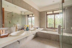 Deluxe-Villa, Balkon, Gartenblick | Badezimmer