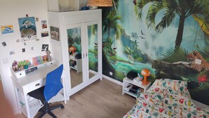 A bedroom with a desk, chair, bed, and a mural of a jungle scene. - Cosy and quiet house between Landes and Pays Basque (Tarnos)