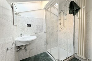 Shower, bidet, towels - SE231 – Senigallia, renovated apartment with a/c (Senigallia)