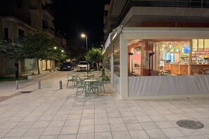 Outdoor dining - Spacious 2BR | 160m Metro | 3 min to Piraeus Port | 6 Guests (Nikea)