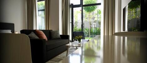 Estudio superior, balcón | Zona de estar