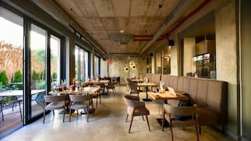 Comfort Apartment, 1 Bedroom, Balcony, City View | Dining
