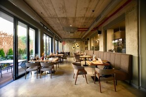 Comfort Apartment, 1 Bedroom, Balcony, City View | Dining - Connect Living Serviced Apartments (Sofia)